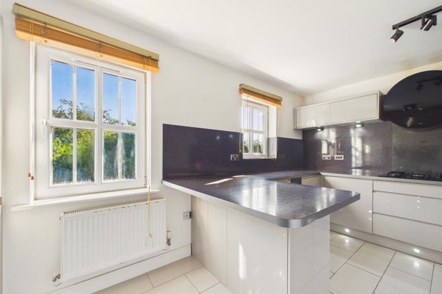 9, Tudor Close, Brough photo 4