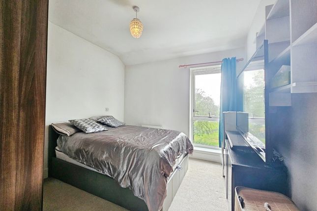 Flat 12, 4, Shaw Close, Surrey photo 3
