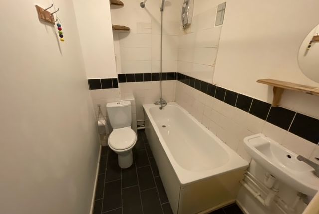Flat to rent in Brantwood Road, Luton