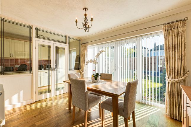 14, Mountain Ash Avenue, Leigh-on-sea photo 4