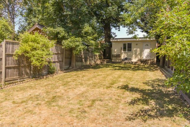 17, Lyndhurst Avenue, Pinner photo 4