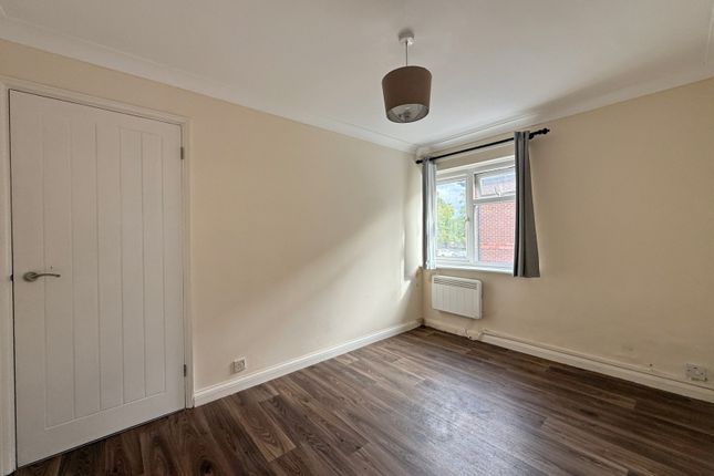 Chichester Court, SLOUGH photo 4