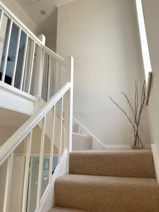 3 Hollin Hill Avenue, LEEDS photo 4