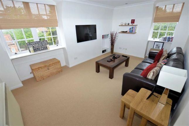 Flat for sale in Palmers Hill, Epping