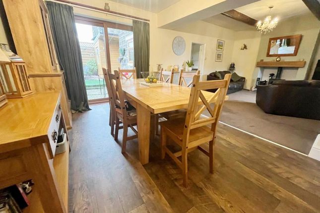 71, Manchester Road, Glossop photo 3
