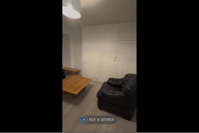 Flat, Robertson House Tooting Grove, London photo 4