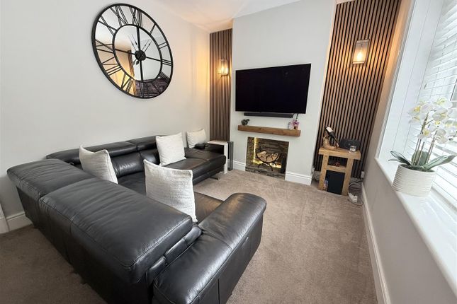 13, Carr Rise, Stalybridge photo 2