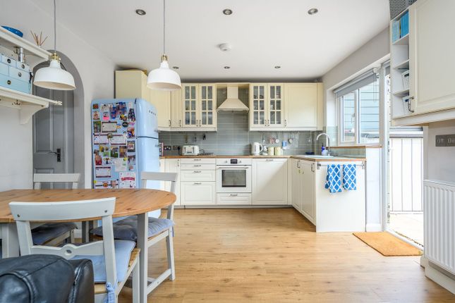 15, Tumbling Bay, Walton-on-Thames photo 4
