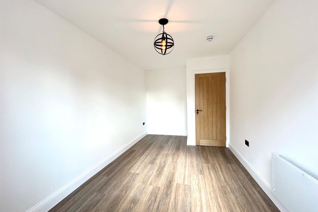 Second Floor Flat, Church Road, London photo 4
