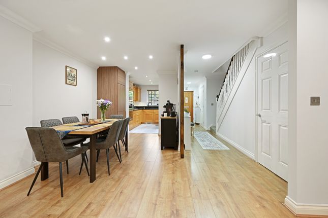 5 Cottage Close, Harrow photo 4