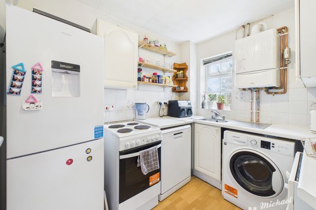 50 Iris Close, Aylesbury photo 4