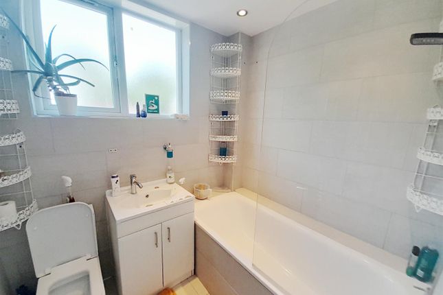 16, Arrowscout Walk, Northolt photo 4