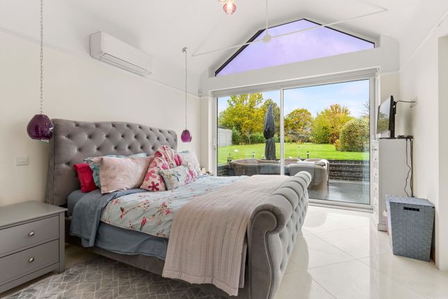 White Oaks, East Hanningfield Road, Chelmsford photo 4