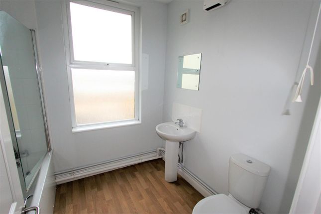 Flat to rent in New Road Avenue, Chatham