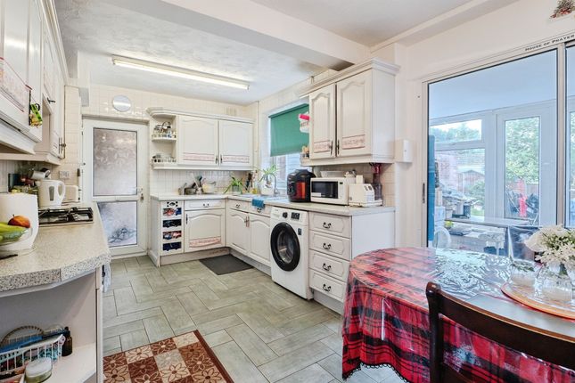 82, Brockenhurst Drive, LEICESTER photo 4