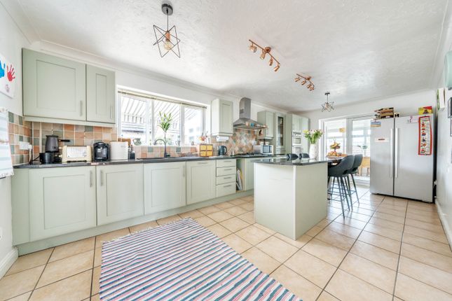 16, Wychwood Close, Carterton photo 4