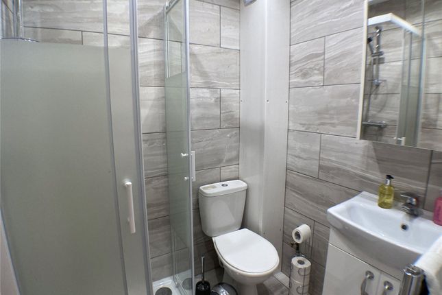 Room 3, 26,, Rochfords Gardens, Slough photo 3