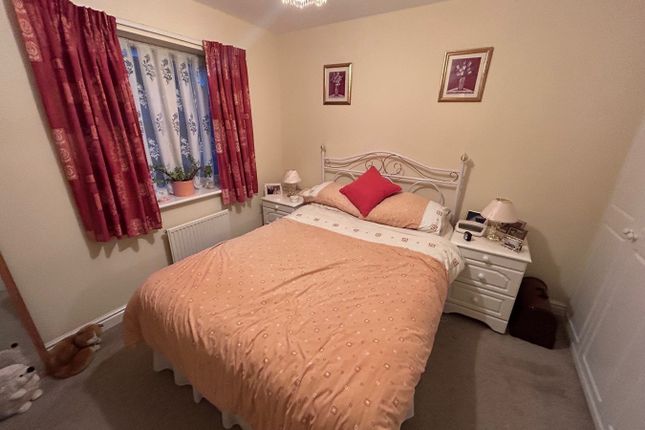 End terrace house for sale in Tarragon Way, Bourne