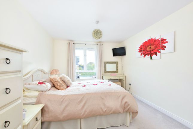 Flat for sale in Ovaltine Drive, Kings Langley