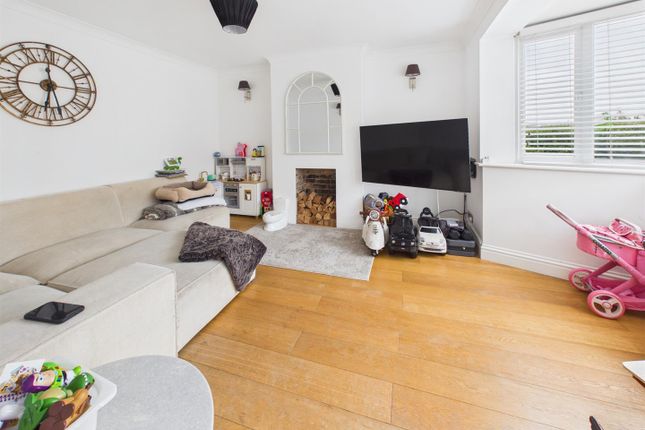 61, Maple Way, Coulsdon photo 4