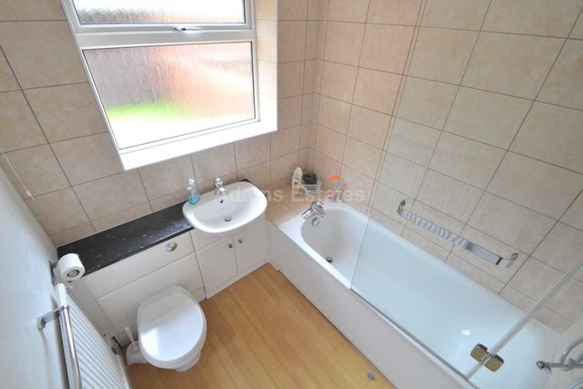 Pitcroft Avenue, Reading photo 5