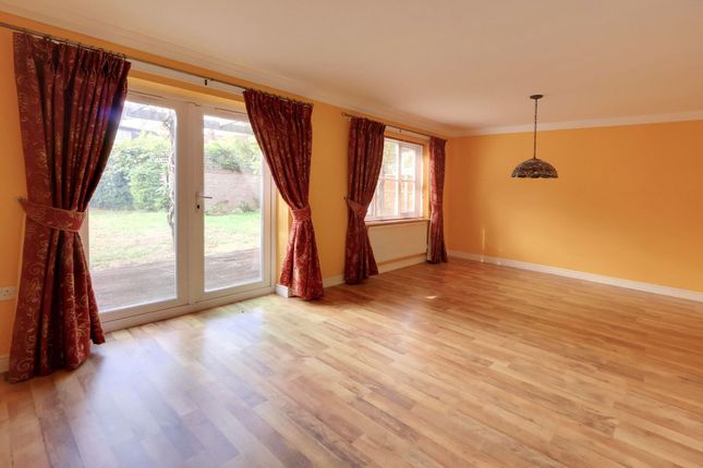 3 Great Gatton Close, Croydon photo 3