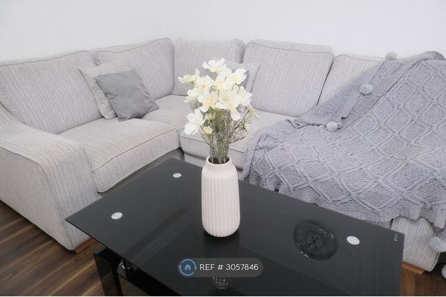 Flat, Knights Court Canterbury Gardens, Salford photo 3