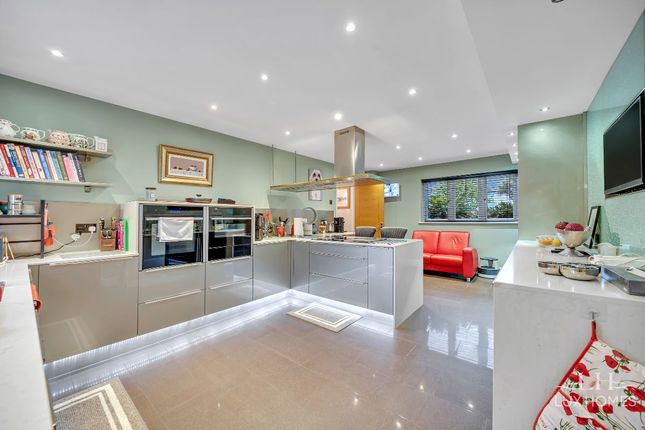 6 Peerage Way, Hornchurch photo 2