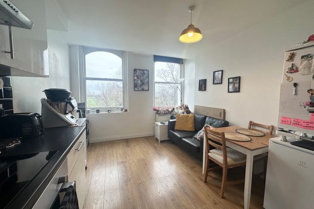 Flat to rent in Clapham Common Southside, London