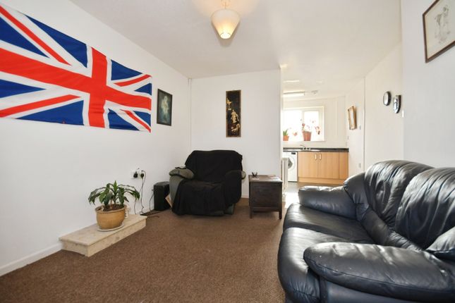 8, Meadow Close, Buxton photo 3