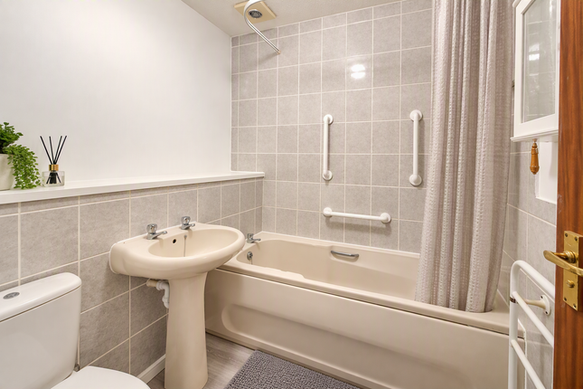 Flat 19 , Douglas Bader House, Isleworth photo 4