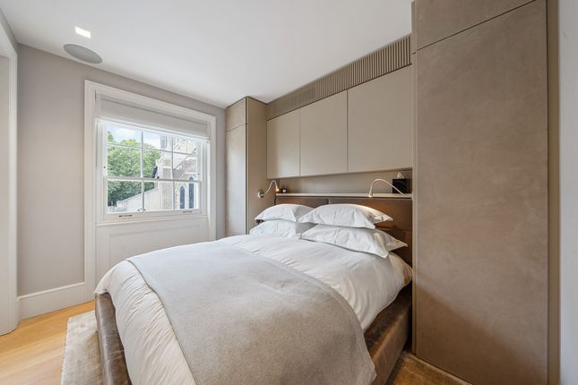 Town house to rent in Brompton Square, London