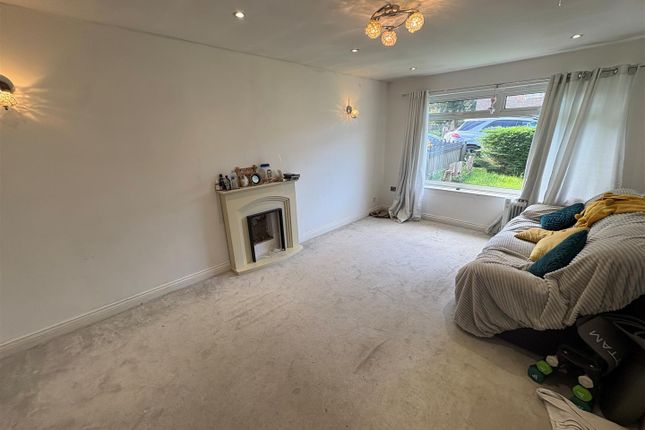 47, Glenrose Drive, Bradford photo 3