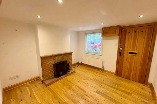 2 Clinker Cottages, School Lane, Farnham photo 3