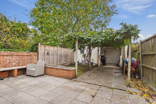34, Glenfield Road, Surrey photo 3