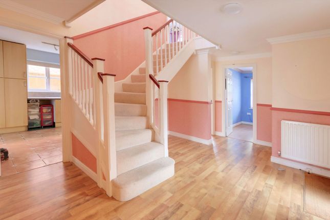 3 Great Gatton Close, Croydon photo 2
