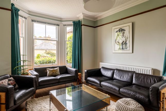 17, Devon Crescent, Redhill photo 2