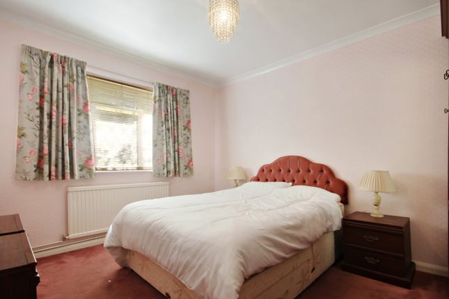 21, Fairlawn Crescent, East Grinstead photo 3