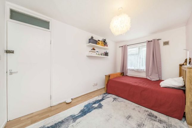 10, Starling Walk, Hampton photo 4