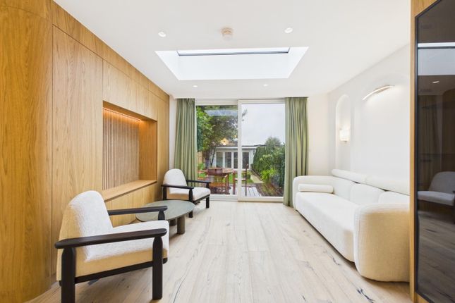 5-bed house on 131A, Friern Barnet Road, London, £5,500/mo