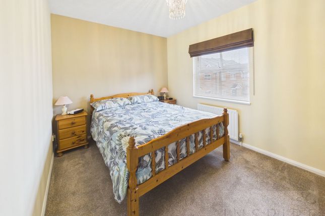 19 Shoreham Road, Crawley photo 2