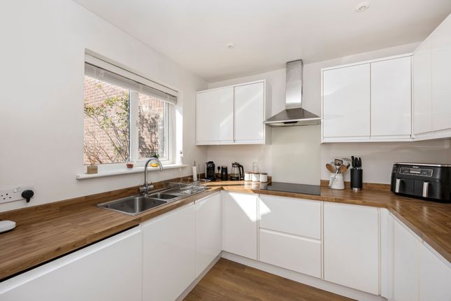48 Black Swan Close, Crawley photo 4
