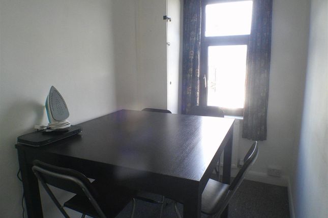 Room 4, 15, Hillside Road, Wellingborough photo 5