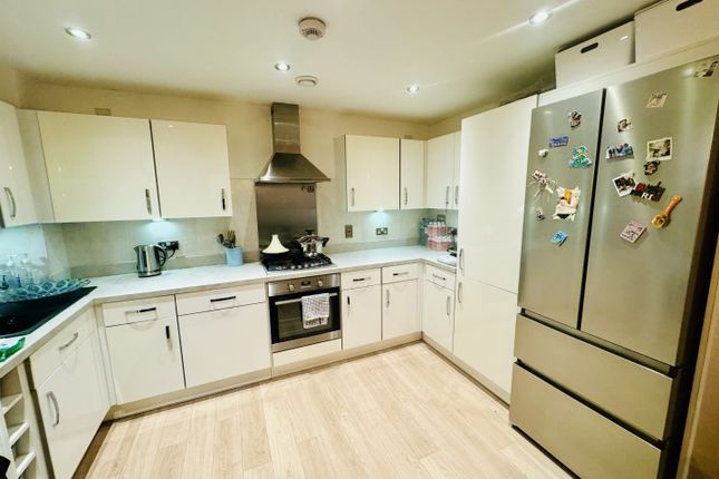 Thumbnail Flat for sale in Flowers Close, London, Brent