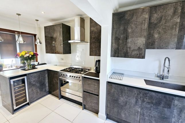 13, Raider Close, Romford photo 3