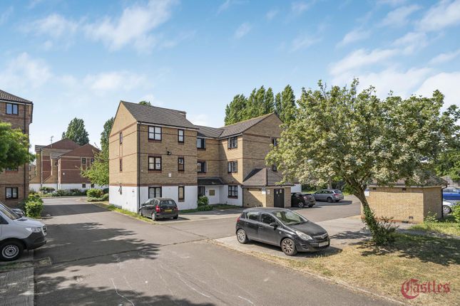 Studio flat on 81, Cherry Blossom Close, London, £165,000