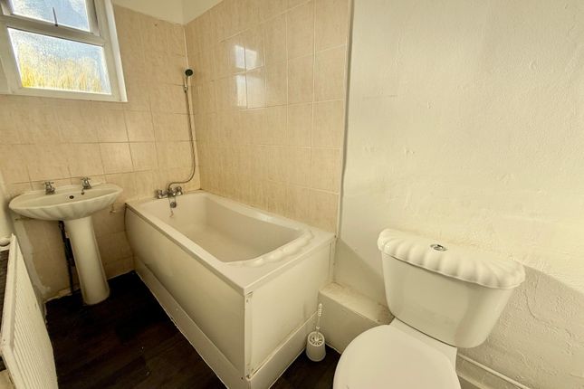 48a Prince Regent Lane, LONDON photo 5