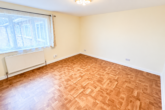 Charter Court, Linden Grove, New Malden photo 2