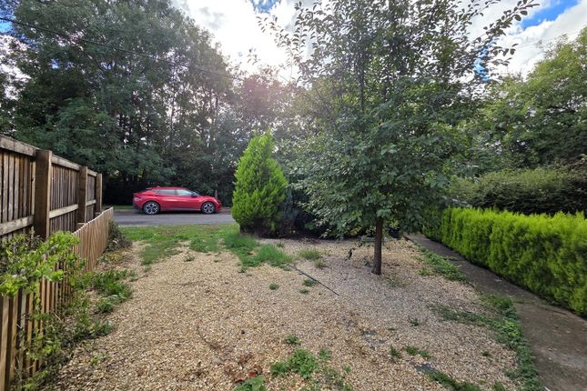 25, Kent End, Swindon photo 4