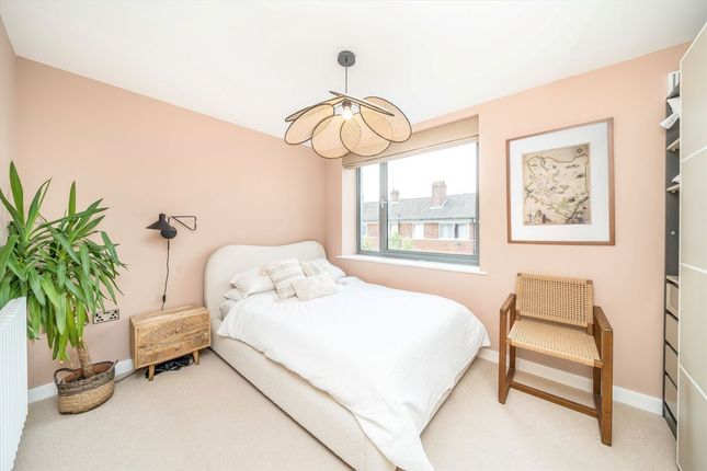 Flat 3, Gedling Court, Jamaica Road, London photo 5